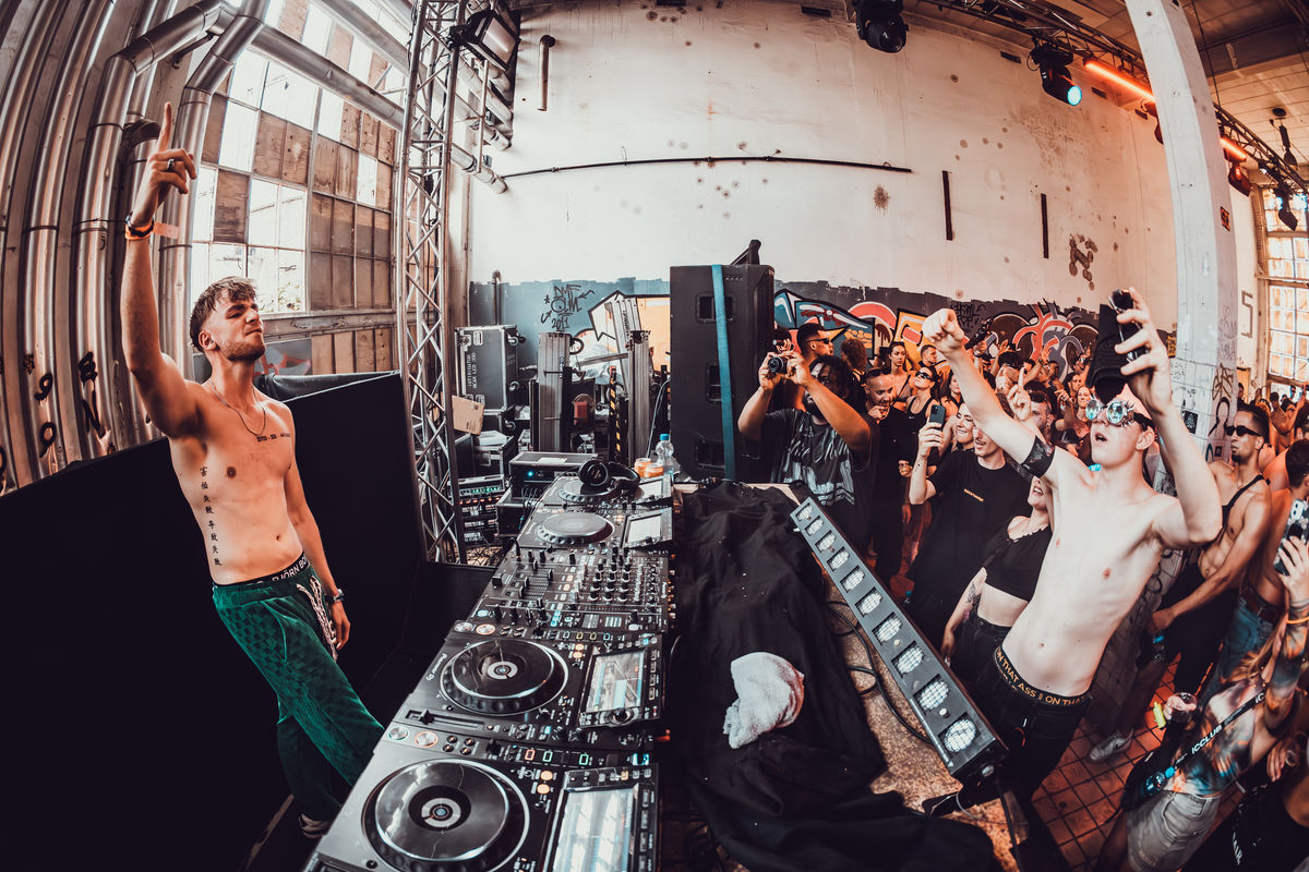 Loading... just a sec